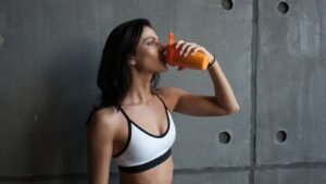 mulher tomando shake com whey protein